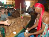 Das Highlight, traditionelles Kokosnuss öffnen zur Begrüßung ihrer Gäste (30).JPG